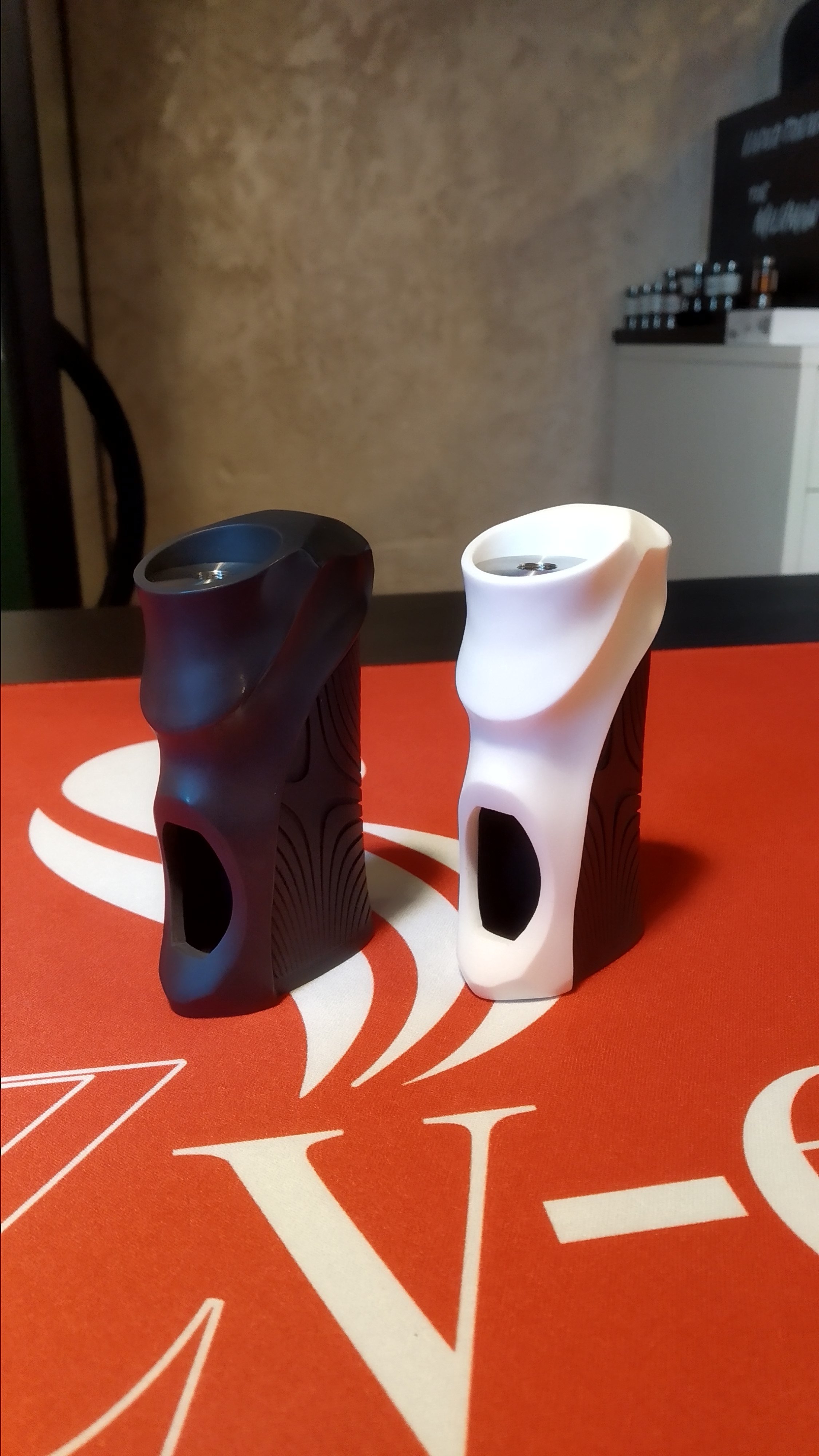 Vapemonster Gaon BF Mod Schwarz und Schwarz-Weiss Ansicht von vorne Vapemonster Gaon BF Mod